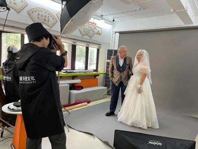 百歲閨蜜定格時(shí)光，楊浦公益攝影為重陽(yáng)添彩